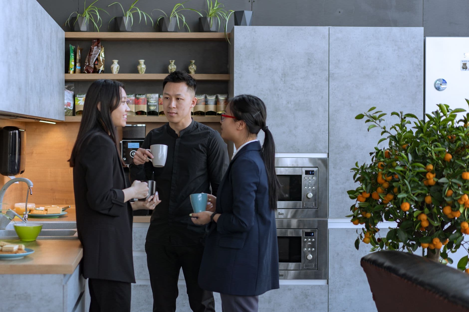 iGROW colleagues in warm candid conversation over coffee